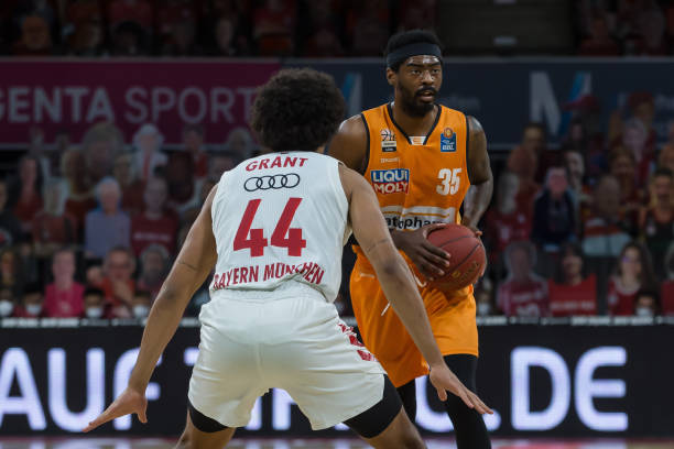 位于踝关节 位于踝关节