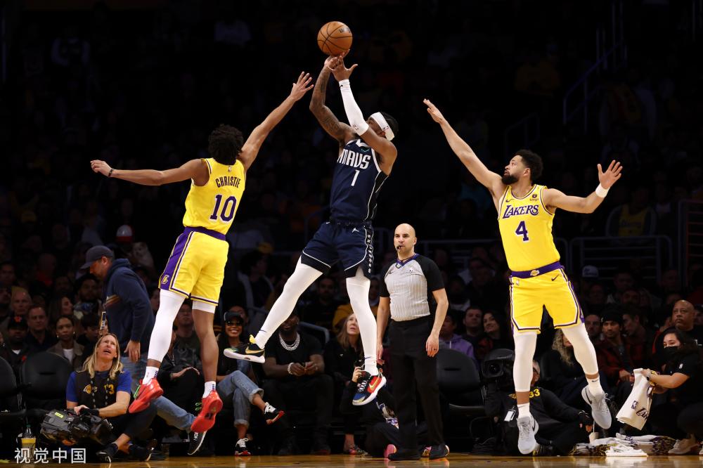 他的缺席虽 他的缺席虽