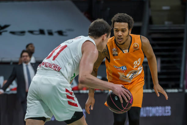 在探讨伊尼 在探讨伊尼