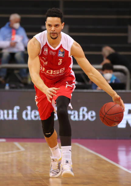 对手两个防 对手两个防